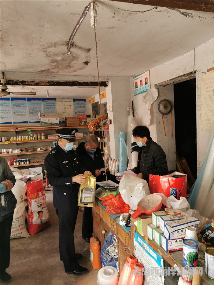 圖1為西海岸新區(qū)農(nóng)業(yè)綜合行政執(zhí)法大隊(duì)執(zhí)法人員在辛安街道農(nóng)藥店檢查。.jpg
